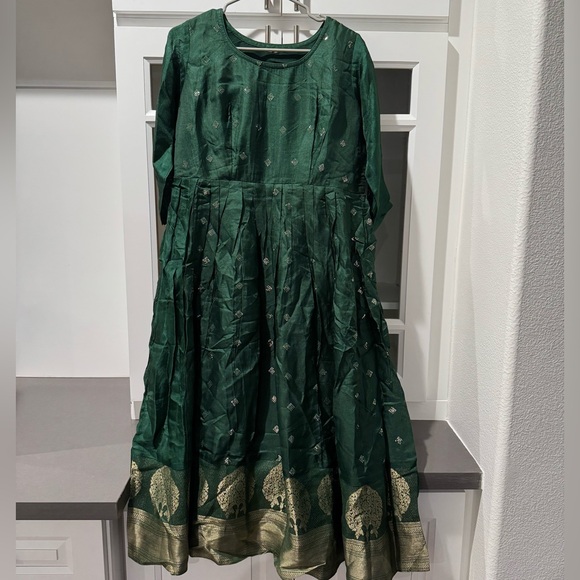 Elegant Green Dress - Picture 1 of 8